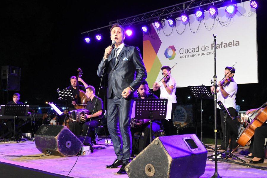 FOTO CP// MILONGA./ La propuesta fue un gran atractivo para las actividades desarrolladas el s&aacute;bado en la plaza 25 de Mayo. LEANDRO PONTE./ El vocalista se luci&oacute; acompa&ntilde;ado por la Orquesta Municipal de Tango.