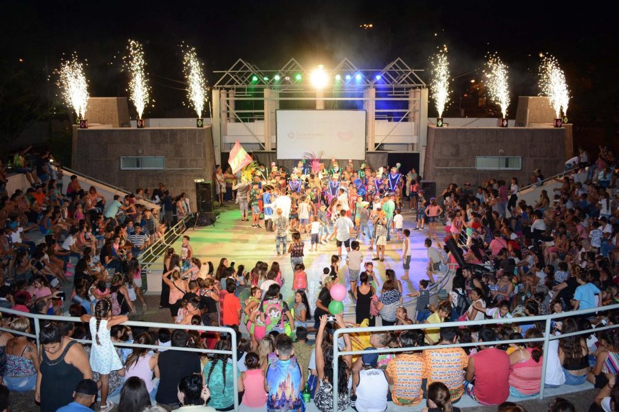 FOTO CP// CARNAVALES// Un festejo popular que cada a&ntilde;o logra mayor cantidad de adeptos en el verano rafaelino.