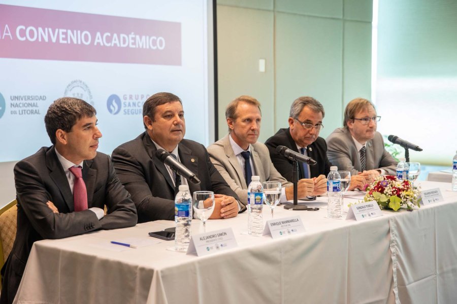 FOTO PRENSA UNL// AUTORIDADES./ Quienes presidieron el acto en el que fue celebrado el acuerdo.