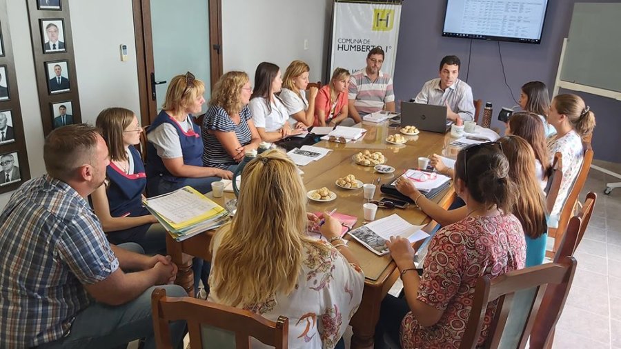 FOTO PRENSA COMUNA// ENCUENTRO./ Un instante de la reciente reuni&oacute;n en la que participaron instituciones educativas y el Gabinete interdisciplinario.