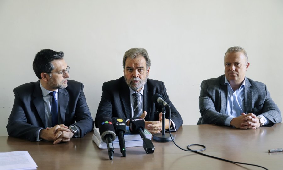 FOTO NA AMPARO. Eugenio Semino junto a Gil Dom&iacute;nguez (izq.) y Adri&aacute;n Troccoli (der) durante la conferencia de prensa.