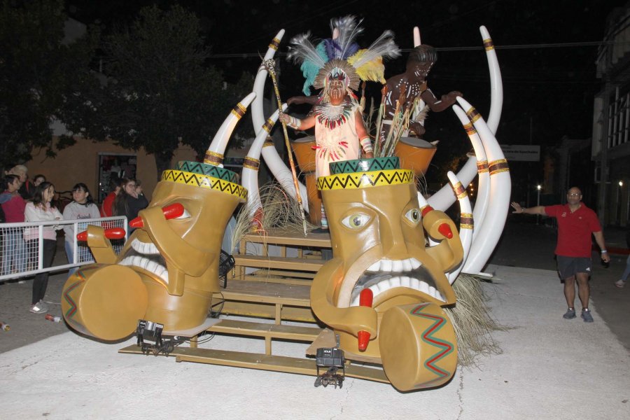 FOTO F. MELCHIORI// MANGUEIRA./ Nuevamente  sorprendió con su magia, ritmo y colorido. IRUYA./ Además de su portentoso show aportó una carroza, elemento que había desaparecido de los carnavales. GONZALO TOSELLI./ En su mensaje resaltó el significado