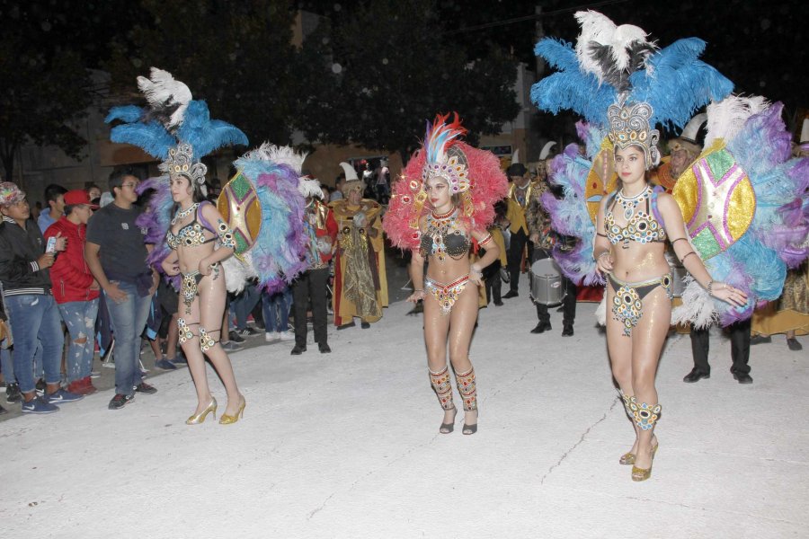 FOTO F. MELCHIORI// MANGUEIRA./ Nuevamente  sorprendi&oacute; con su magia, ritmo y colorido. IRUYA./ Adem&aacute;s de su portentoso show aport&oacute; una carroza, elemento que hab&iacute;a desaparecido de los carnavales. GONZALO TOSELLI./ En su mensaje resalt&oacute; el significado