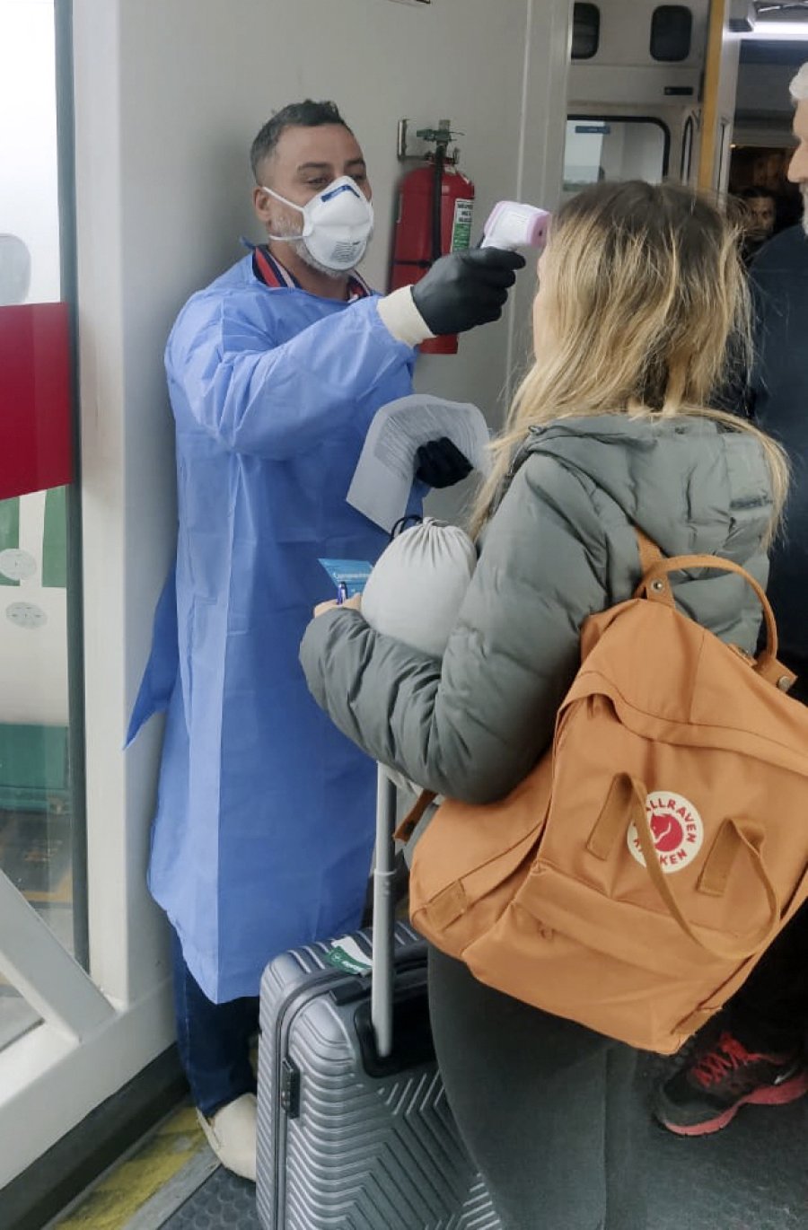 FOTO NA PROTOCOLO. Una mujer es controlada en Ezeiza.