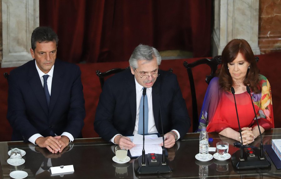 FOTOS NA ASAMBLEA. Alberto Fern&aacute;ndez, flanqueado por Sergio Massa y Cristina Fern&aacute;ndez.  CONGRESO. Los legisladores acompa&ntilde;aron el mensaje del Presidente de la Naci&oacute;n.