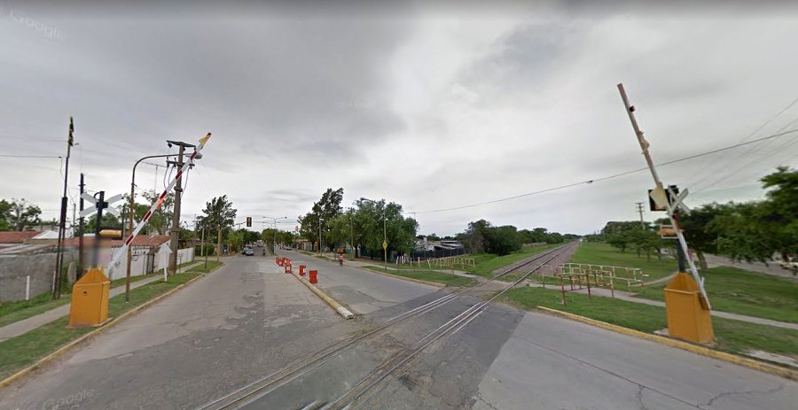 FOTO GOOGLE PASO A NIVEL. En el cruce de Av. A. del Valle y calle Francisco Ram&iacute;rez -a solo metros de calle Anduiza- fue el escenario del grave suceso.
