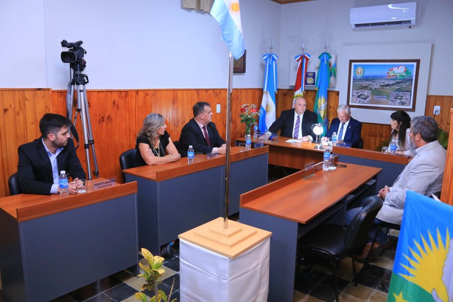 FOTO PRENSA MUNICIPALIDAD// BANDERA./ El izamiento del pabell&oacute;n nacional fue  llevado a cabo por Hugo Boscarol y Gustavo Sella.