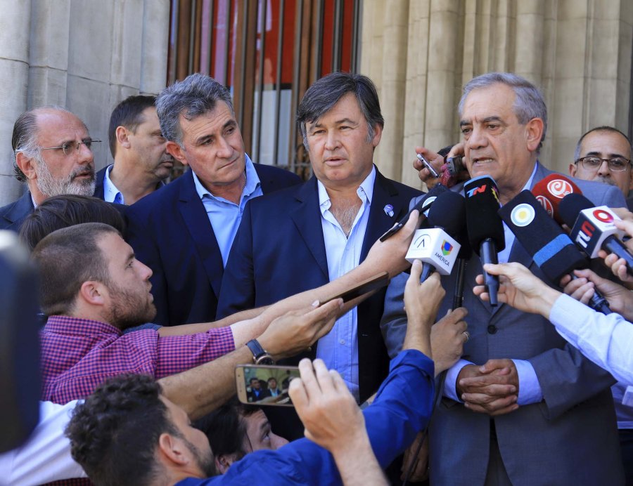 FOTO NA MESA DE ENLACE. Los dirigentes agropecuarios al hablar ante los periodistas.