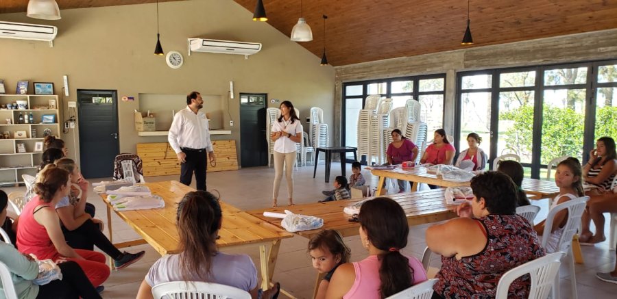 FOTO PRENSA COMUNA// ACOMPAÑAMIENTO FAMILIAR-ESCOLAR// Fue propiciado un encuentro para brindar asistencia a familias que así lo requieran. DENGUE./ Además de la campaña de concientización se dispuso la fumigación PROGRAMAS SOCIALES./ El titular comu