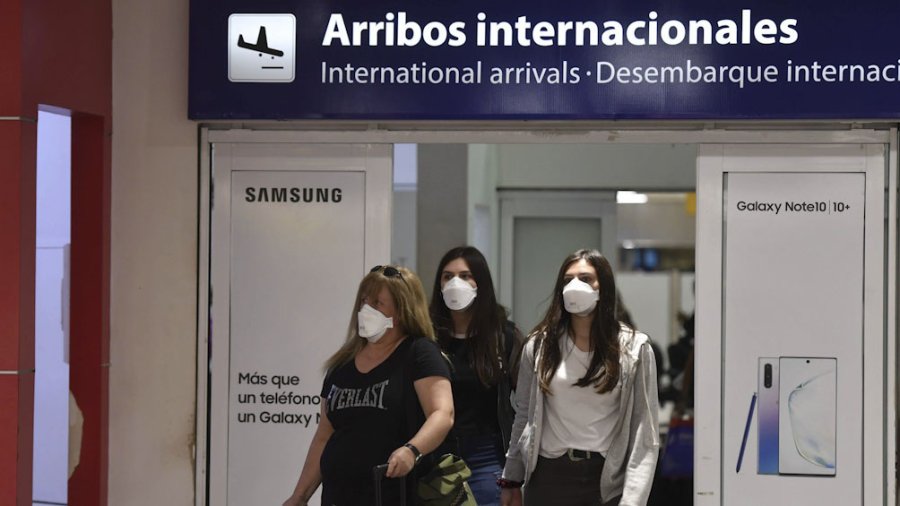 FOTO TELAM EN EL AEROPUERTO DE EZEIZA. Todos usan barbijos a modo de prevenci&oacute;n.