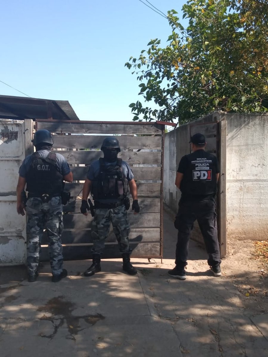 FOTO LA OPINION IRRUPCION. La Polic&iacute;a se prepara para ingresar a uno de los domicilios allanados.