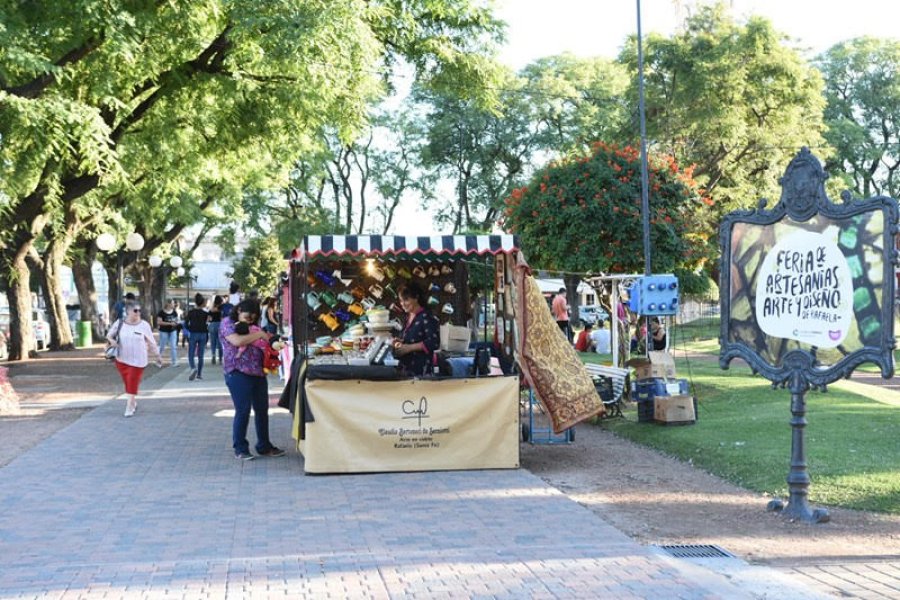 FOTO CP// FERIA./ Un verdadero cl&aacute;sico que convoca al principal paseo p&uacute;blico.