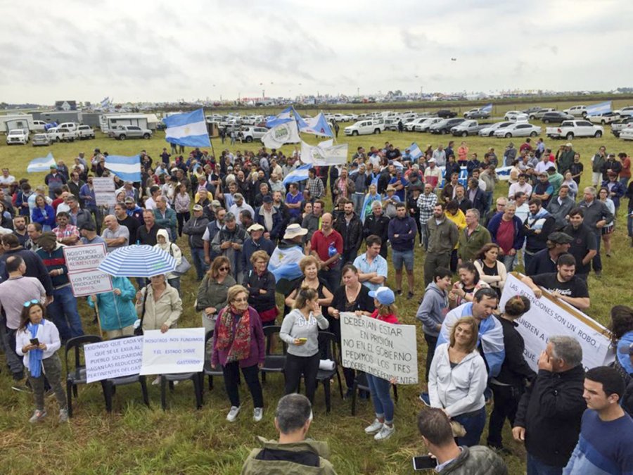FOTOS NA AUTOCONVOCADOS. Los productores se manifestaron ayer en Expoagro 2020.  LINIERS. Los corrales vac&iacute;os ante la falta de ingresos al Mercado de Hacienda.