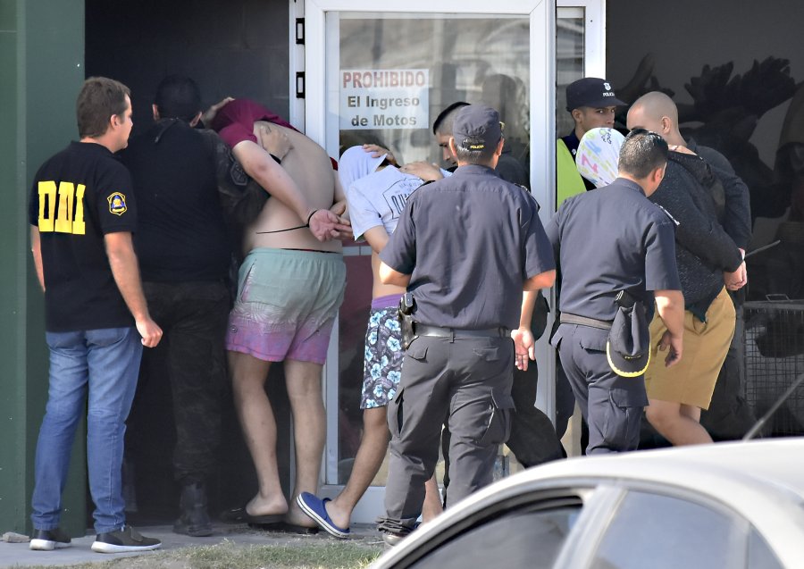 FOTO NA RUEDA DE RECONOCIMIENTO. El 24 de enero los imputados por el asesinato de Fernando B&aacute;ez Sosa ingresaban a la fiscal&iacute;a de Dolores.
