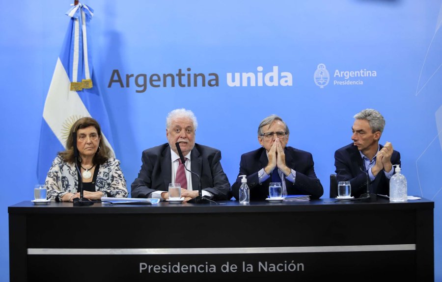 FOTO NA MINISTRO. Gin&eacute;s Gonz&aacute;lez Garc&iacute;a encabeza la conferencia de prensa luego de la reunion interministerial.