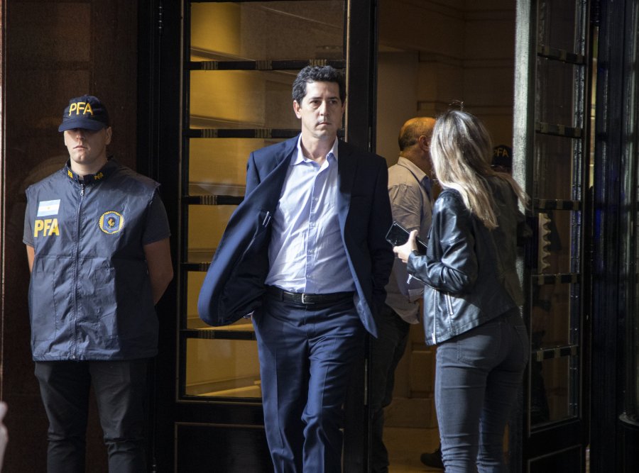 FOTO NA OPERATIVO. El ministro Wado de Pedro al retirarse ayer del Hotel Intercontinental.