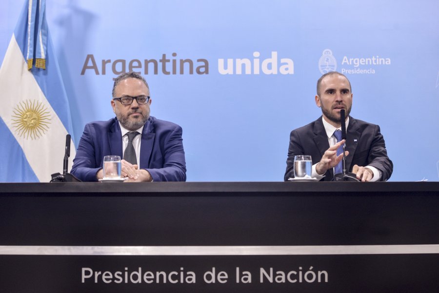 FOTO NA MINISTROS. Mat&iacute;as Kulfas y Mart&iacute;n Guzm&aacute;n a cargo de los anuncios.