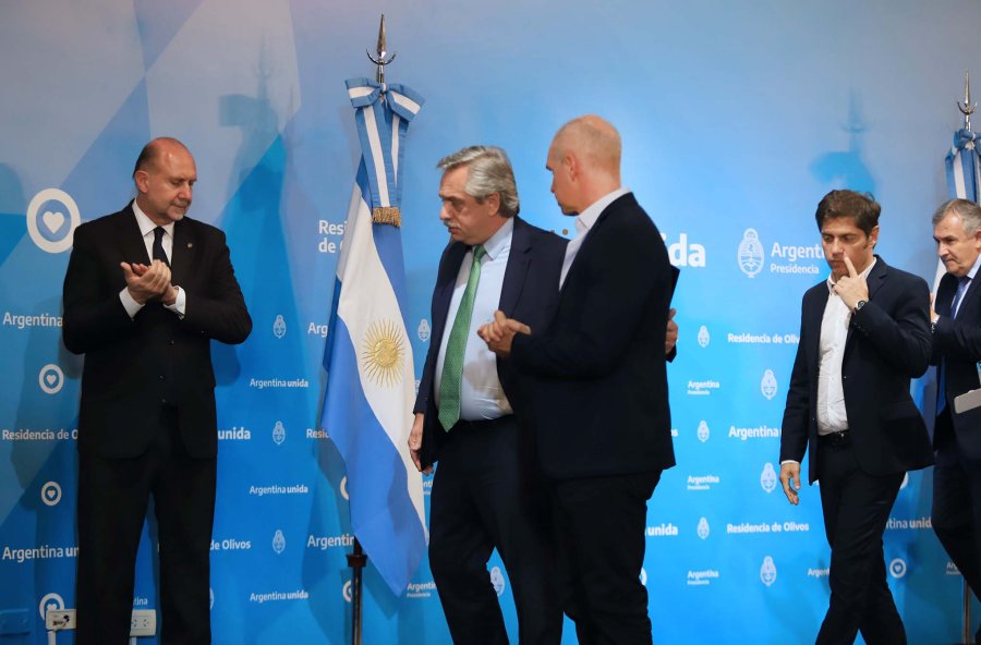 FOTO NA INGRESO. Perotti aplaude mientras avanzan el presidente Fern&aacute;ndez, Rodr&iacute;guez Larreta, Kicillof y Morales.