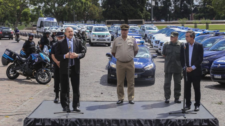 FOTO GOB. STA. FE ENTREGA. 19 camionetas, 15 patrulleros, 29 motos y 3 furgones se repartieron entre Gendarmer&iacute;a Nacional Argentina, Polic&iacute;a Federal, Prefectura Naval Argentina y Polic&iacute;a de Seguridad Aeroportuaria.