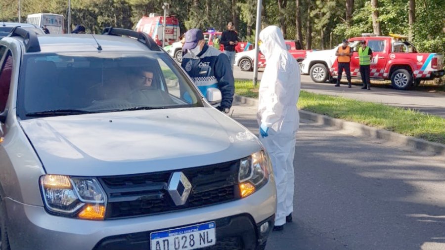 FOTO TELAM OPERATIVO. Personal de seguridad en un control callejero.