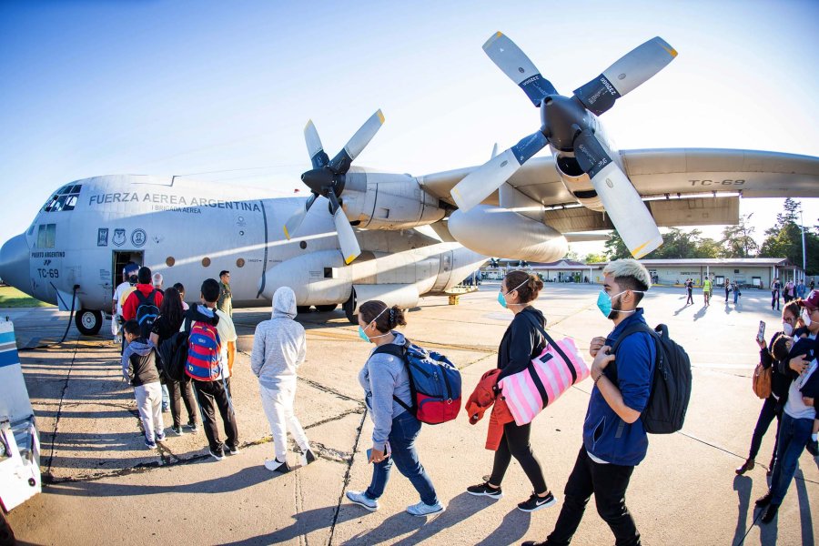 FOTO NA RUMBO A PERU. Ciudadanos de ese pa&iacute;s ascienden al H&eacute;rcules en El Palomar.