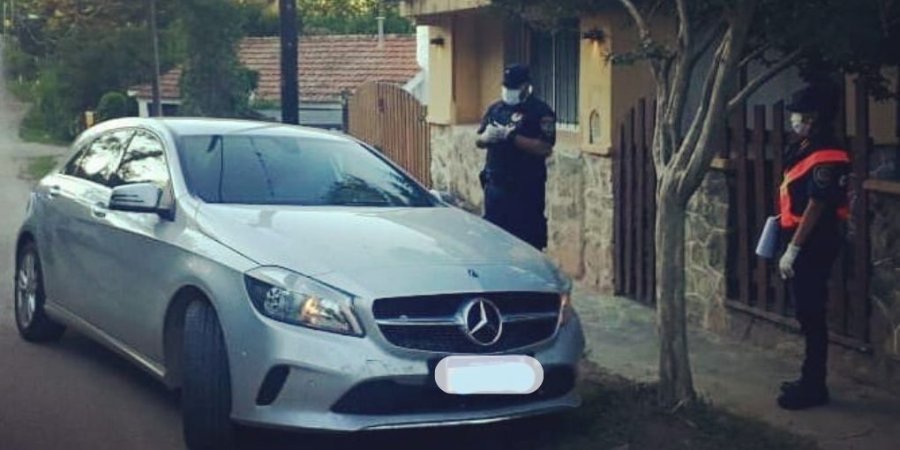 FOTO SIERRAS CHICAS VIVO. SU AUTOMOVIL. Cuando iba a un dispensario perdi&oacute; el control de su Mercedes Benz e impact&oacute; contra un poste de media tensi&oacute;n.