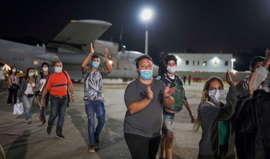 FOTO TELAM DESEMBARCO. Los argentinos provenientes desde Per&uacute; al llegar a la Base El Palomar.