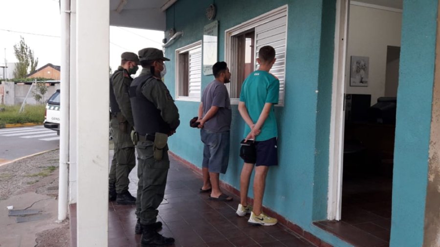 FOTO PM DOS APREHENDIDOS. Fueron trasladados por Gendarmer&iacute;a Escuadr&oacute;n Rafaela a sede policial del Destacamento N&deg; 7 en barrio 17 de Octubre.
