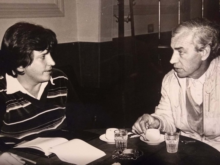FOTO ARCHIVO ENTREVISTA. Con anotador y birome compartiendo un café en el Roberto Grau.  FOTO EL GRAFICO RICARDO SENN. Una de sus tapas en El Gráfico.