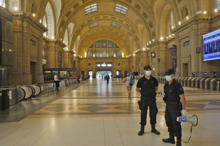 CONSTITUCION. Las figuras de dos polic&iacute;as resaltan en el hall de la estaci&oacute;n.