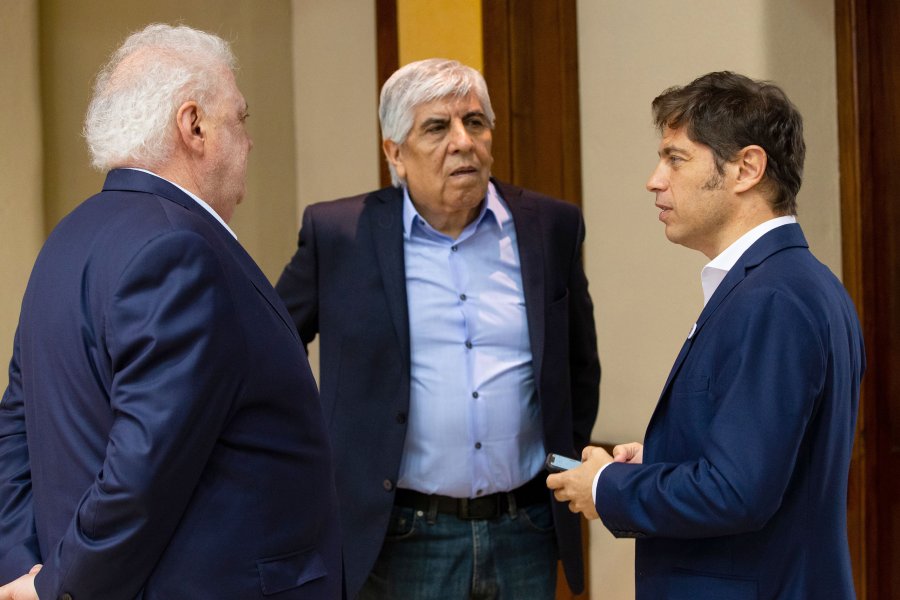 FOTO NA REUNION. Moyano con el ministro Gonz&aacute;lez Garc&iacute;a y el gobernador Kicillof.