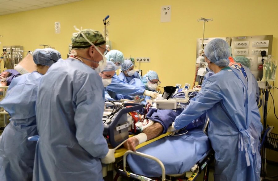 FOTO INFOBAE// PABLO GOLDSCHMIDT// El profesional argentino se refirió a la pandemia. FOTO REUTER// CORONAVIRUS./ Personal de Salud desenvolviéndose en el Hospital San Raffaele de Milán.