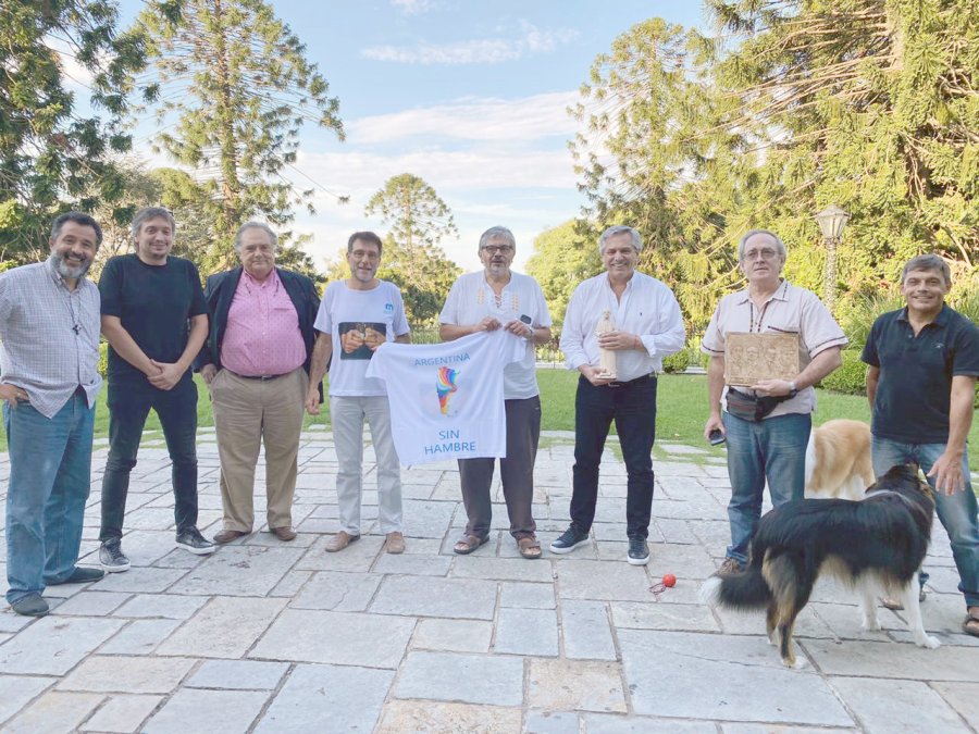 REUNION. El Presidente, con M&aacute;ximo y los Curas en Opci&oacute;n por los Pobres.