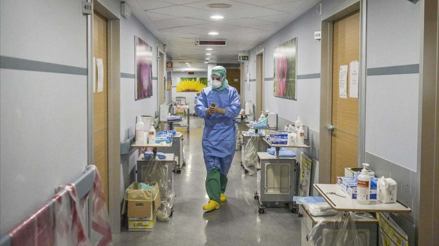 FOTO ARCHIVO DESOLACION. Un trabajador de la salud caminando por el pasillo de una cl&iacute;nica de Buenos Aires.