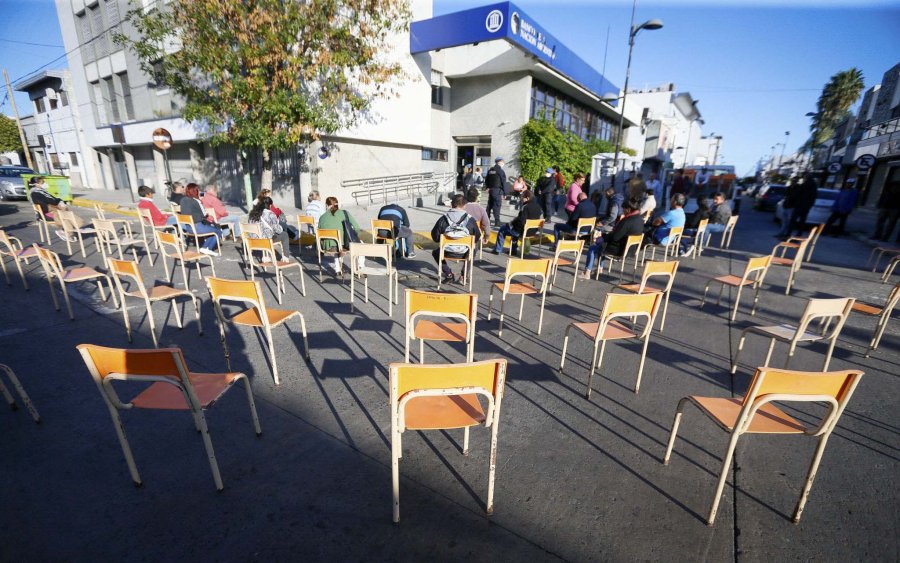 FOTO NA MEJOR. En el Banco Naci&oacute;n de Ensenada, el municipio intervino este s&aacute;bado para que los adultos mayores esperen sentados, con barbijo y respetando las distancias.