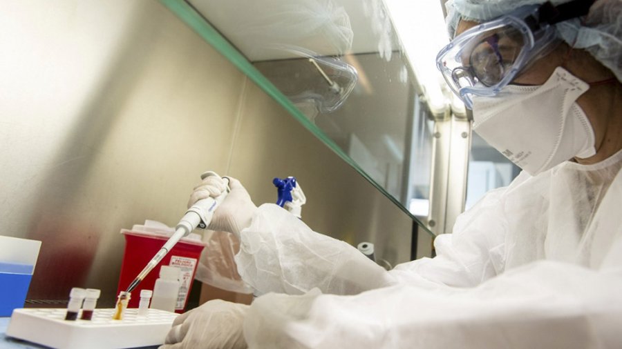FOTO TELAM ANALISIS. Un profesional eval&uacute;a muestras en un laboratorio.