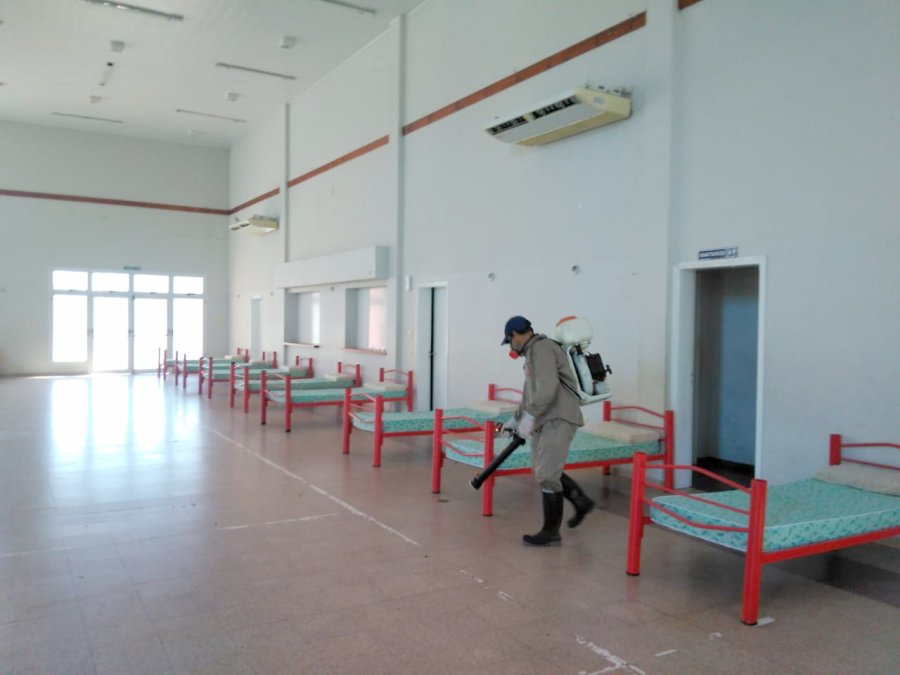 FOTO PRENSA MUNICIPALIDAD// HOSPITAL DE CAMPA&Ntilde;A//. La tarea tambi&eacute;n alcanz&oacute; al espacio preparado para atenci&oacute;n de pacientes con coronavirus.