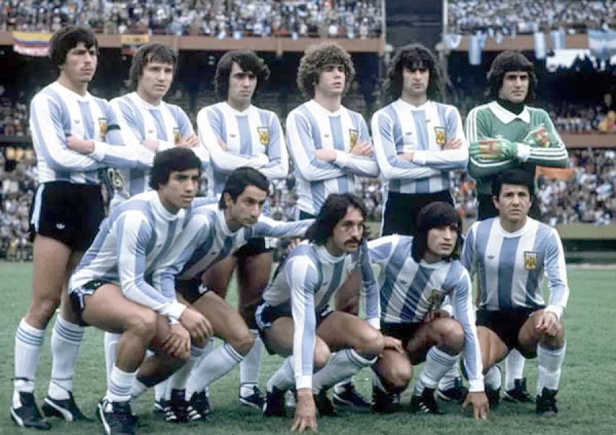 FOTO ARCHIVO VHF SOBRE EL FUTBOL Y LA VIDA. La entrevista con Luque en el Club 9 de Julio.  FOTO ARCHIVO RIVER. Se incorporó en el año 1975 y obtuvo cinco títulos con el 