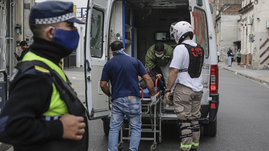 FOTO TELAM EMERGENCIA. Una persona es derivada a una centro de salud en Buenos Aires.