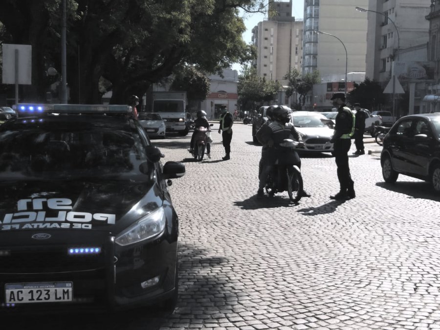 FOTO REL. POL. UR V CONTROLES URBANOS. La Polic&iacute;a local efectu&oacute; ayer la identificaci&oacute;n de 650 veh&iacute;culos y sus ocupantes.