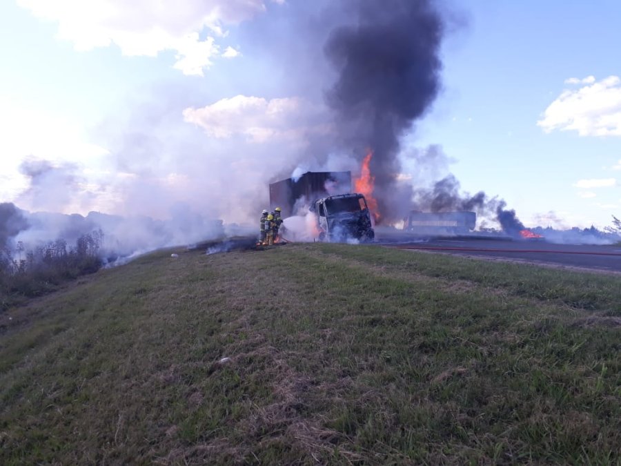 FOTO JEF. POL. STA. FE LLAMAS DE GRAN PORTE. La columna de humo se avistaba desde varios kil&oacute;metros.