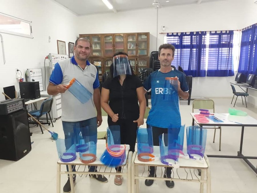 M&Aacute;SCARAS./ Maximiliano Ferreyra exhibe la producci&oacute;n al titular comunal de Tacural, Adri&aacute;n Sola.