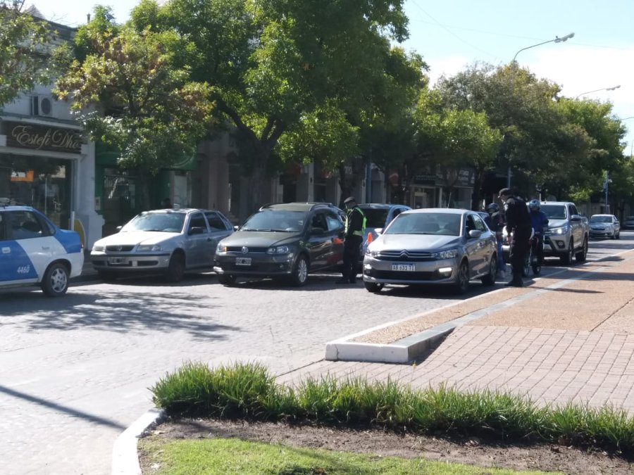 FOTO REL. POL. UR V CONTROLES. La Polic&iacute;a local controla a toda hora la circulaci&oacute;n para evitar transgresores a las normas de cuarentena.
