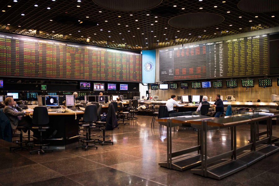 FOTO ARCHIVO BOLSA. Las acciones l&iacute;deres cayeron ayer 6,21% en una jornada tensa.