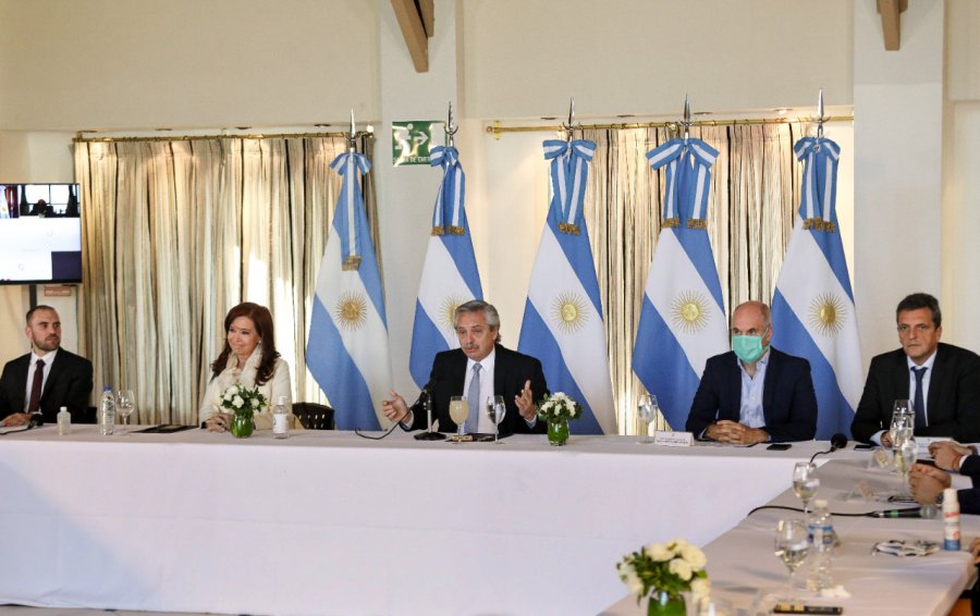 FOTO NA CABECERA. Fue ocupada ayer por Guzm&aacute;n, Cristina, Alberto, Larreta y Massa, en la Quinta de Olivos.