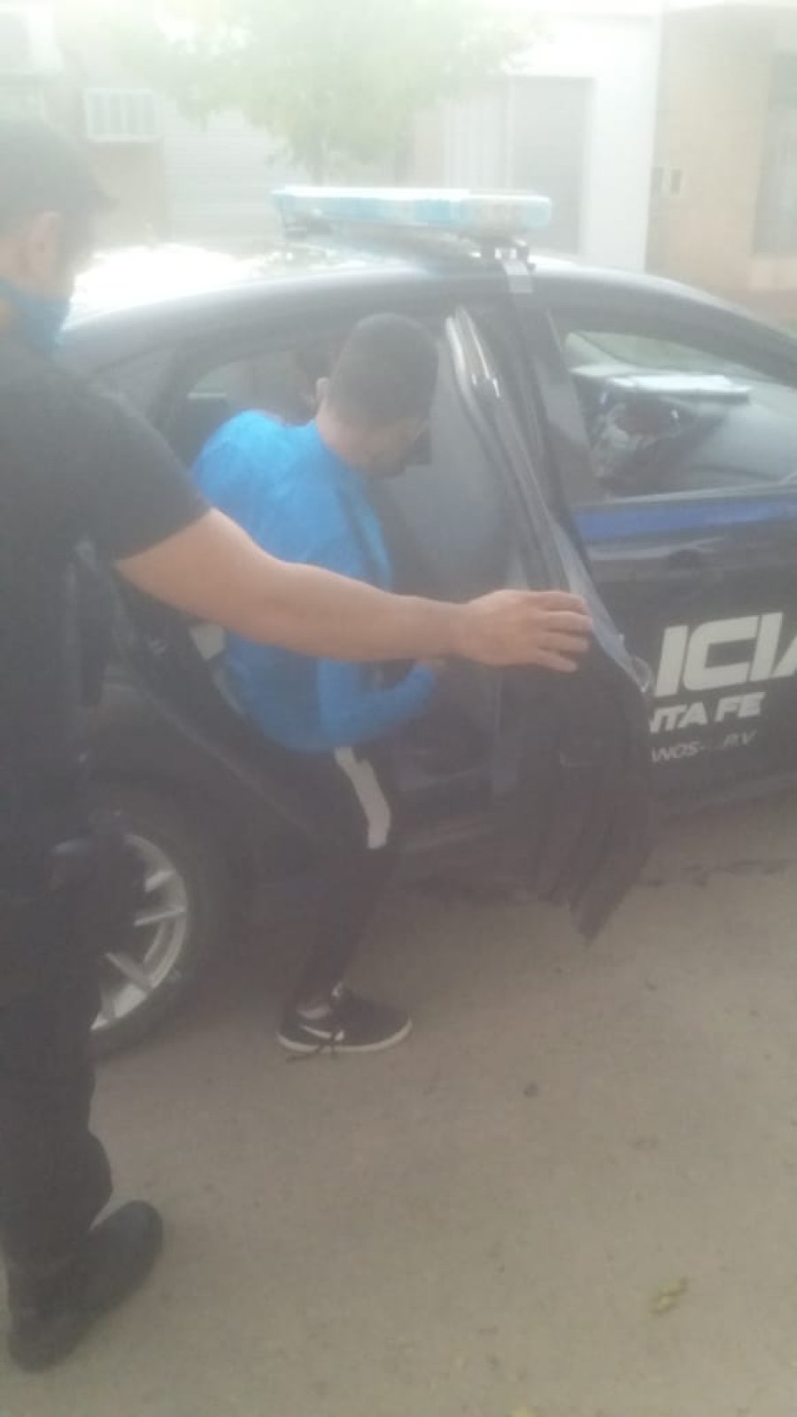 FOTO LA OPINION EN BARRIO 9 DE JULIO. Un joven de 25 a&ntilde;os se hallaba incumpliendo la cuarentena por lo que fue aprehendido.