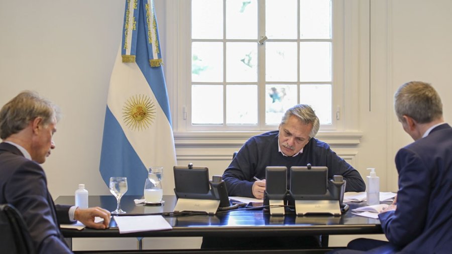 FOTO NA VIDEOCONFERENCIA. Los presidentes de Argentina y Francia.