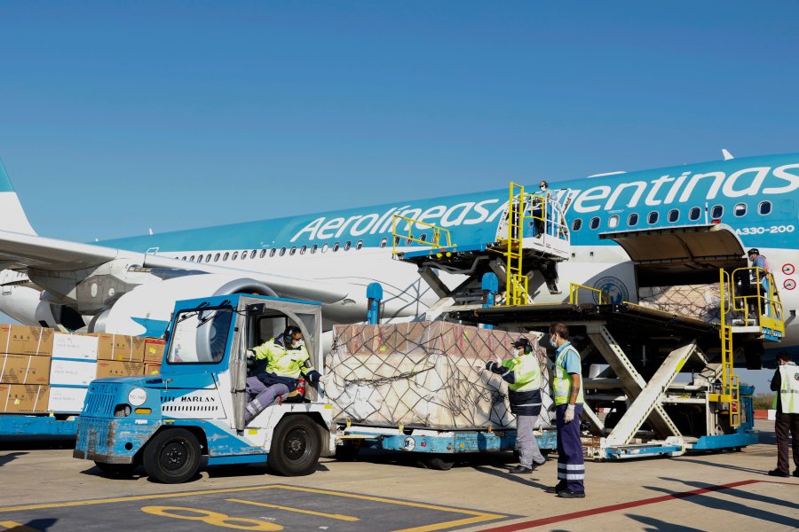 FOTO NA AEROPUERTO. La descarga de insumos sanitarios procedentes de China.