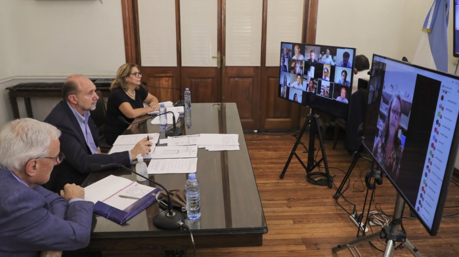 FOTO SCS SESION ABIERTA. Perotti junto a Parola y Martorano en di&aacute;logo con legisladores de todos los partidos.