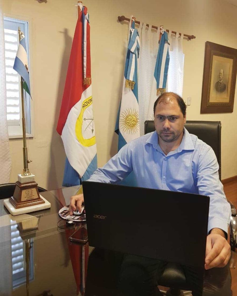 FOTO PRENSA COMUNA// TELECONFERENCIA./ El Presidente Comunal durante el di&aacute;logo con el primer mandatario santafesino. ENTREGA./ El jefe del Gobierno local interes&aacute;ndose en aportes al Banco Solidario.